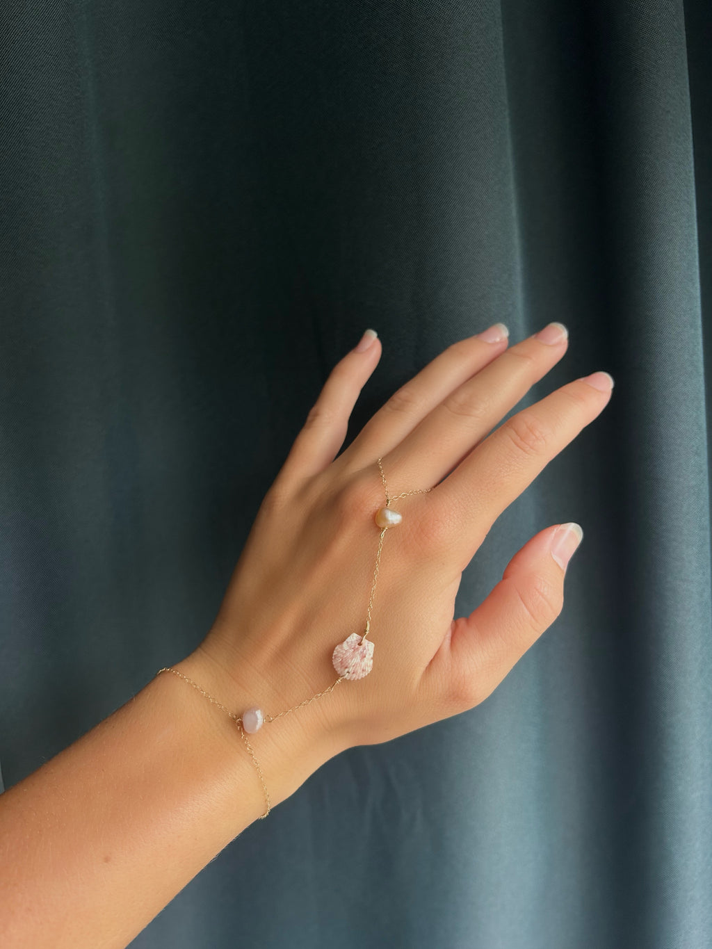 Shelly Hand Chain