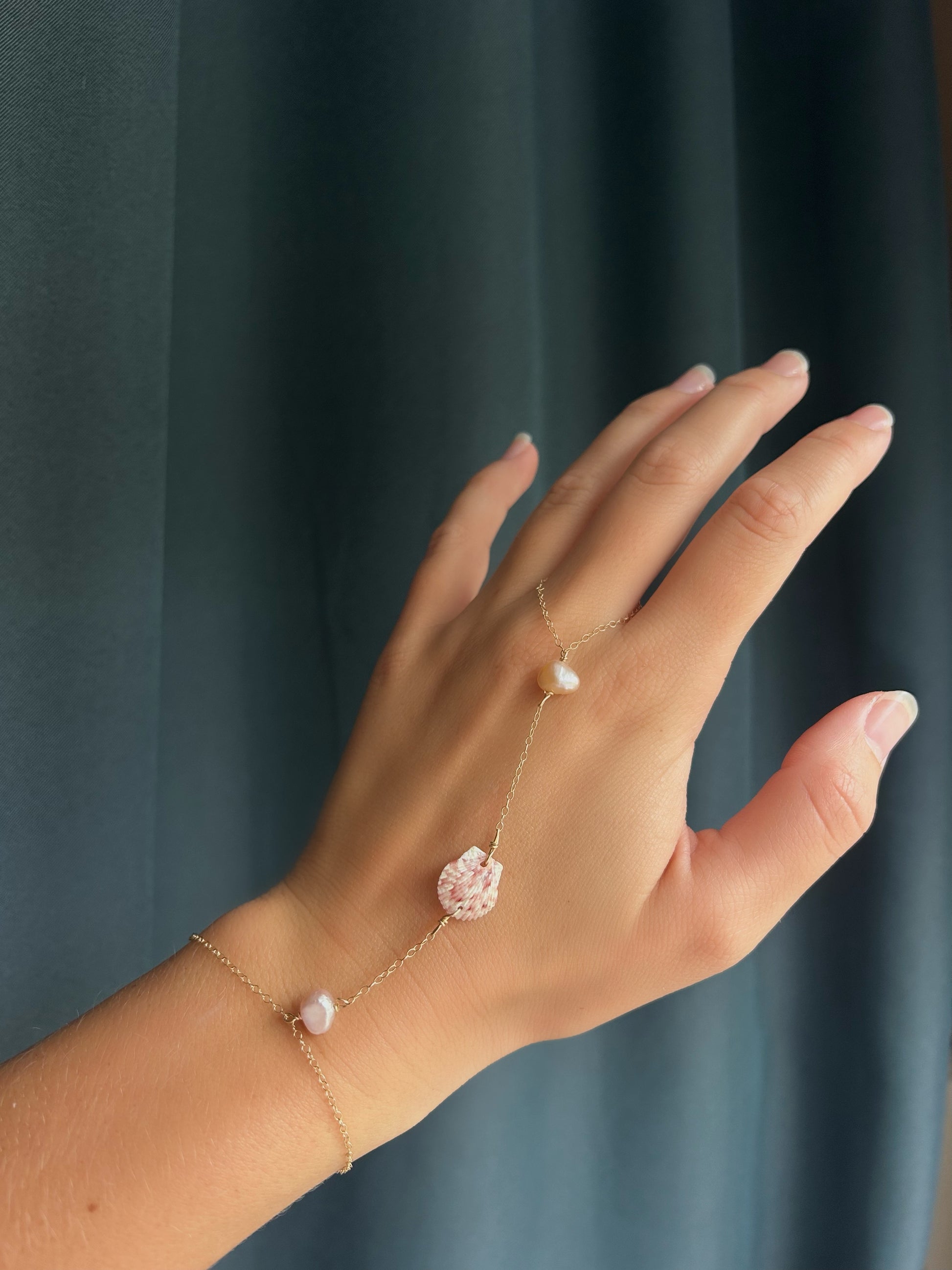 Shelly Hand Chain